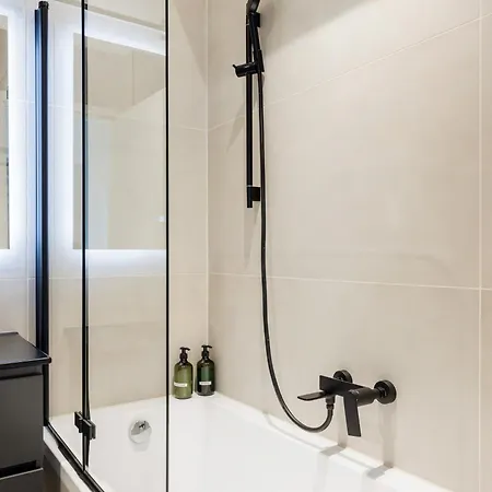 Designer's Retreat In Buda