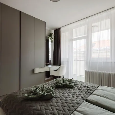 Designer's Retreat In Buda