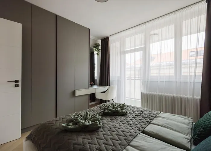 Designer's Retreat In Buda