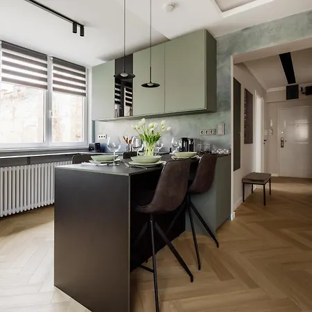 Designer's Retreat In Buda Apartment