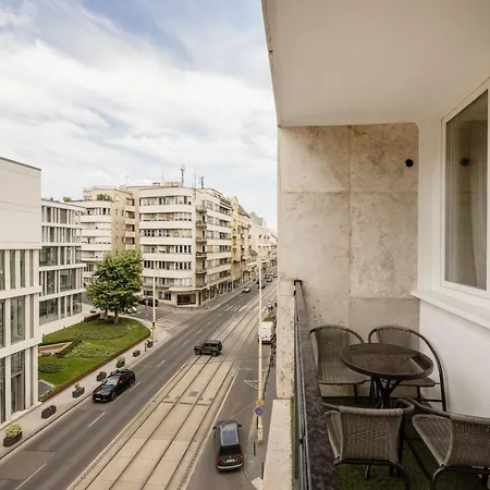 Designer's Retreat In Buda Apartment *